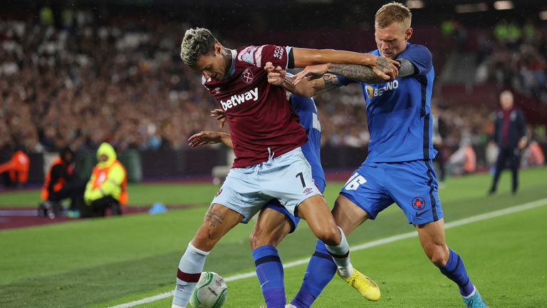 West Ham&#39;s Gianluca Scamacca, left, and Steaua&#39;s Joonas Tamm, right, challenge for the ball 