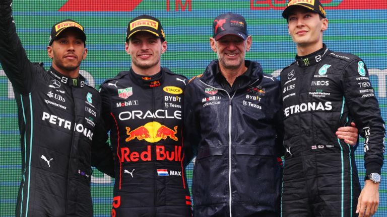 汉密尔顿与维斯塔彭，阿德里安·纽维和乔治·拉塞尔站在匈牙利大奖赛领奖台上