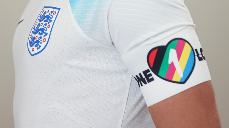 İngiltere kaptanı Harry Kane, takımın Dünya Kupası maçları sırasında ayrımcılık karşıtı bir kol bandı takacak.