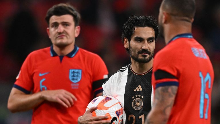 Harry Maguire mira después de conceder un penalti que Ilkay Gundogan anotó para darle a Alemania la ventaja en Wembley.