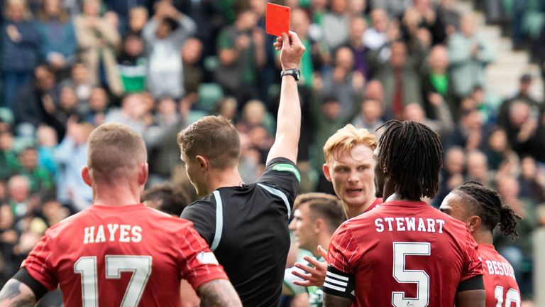 ÉDIMBOURG, ÉCOSSE – 17 SEPTEMBRE: l'arbitre David Dickinson montre à Liam Scales un deuxième carton jaune et rouge pour sa faute sur Ryan Porteous lors d'un match de cinch Premiership entre Hibernian et Aberdeen à Easter Road, le 17 septembre 2022, à Édimbourg, en Écosse.  (Photo de Mark Scates / Groupe SNS)