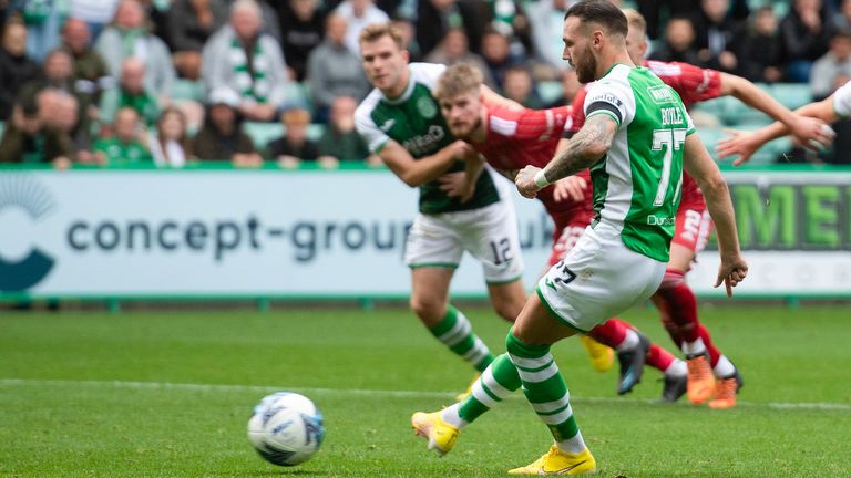 EDINBURGH, SCOTLAND - SEPTEMBER 17: Hibernian's Martin Boyle makes it 1-1 from the penalty spot during a cinch Premiership match between Hibernian and Aberdeen at Easter Road, on September 17, 2022, in Edinburgh, Scotland.  (Photo by Mark Scates / SNS Group)