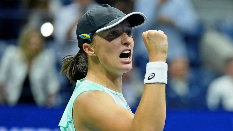 Swiatek reacciona después de ganar un partido de semifinales de individuales femeninos en el US Open 2022, el jueves 8 de septiembre de 2022  en Flushing, Nueva York.  (Darren Carroll/USTA vía AP)