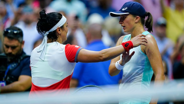 Iga Swiatek, of Poland, right, greets Ons Jabeur, of Tunisia, after winning the women&#39;s singles final of the U.S. Open tennis championships, Saturday, Sept. 10, 2022, in New York. (AP Photo/Matt Rourke)