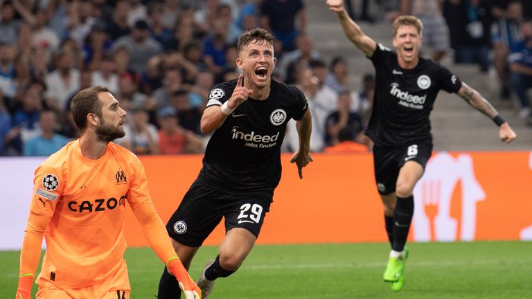 Frankfurt&#39;s Jesper Lindstrom (center) celebrates after his deciding goal next to Marseille goalkeeper Pau Lopez