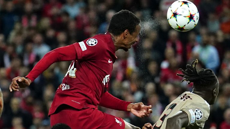 Joel Matip del Liverpool remata de cabeza el gol de la victoria ante el Ajax