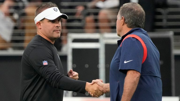 El entrenador en jefe de los Raiders de Las Vegas, Josh McDaniels, habla con el entrenador en jefe de los Patriots de Nueva Inglaterra, Bill Belichick, antes de su juego de pretemporada.