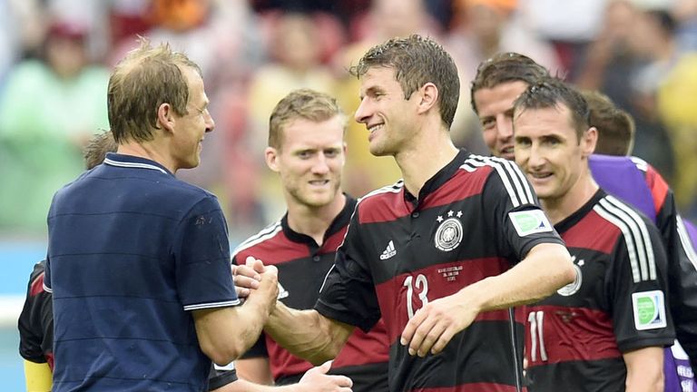 Pelatih Amerika Serikat Jurgen Klinsmann menyapa mantan pemainnya Thomas Muller dari Jerman