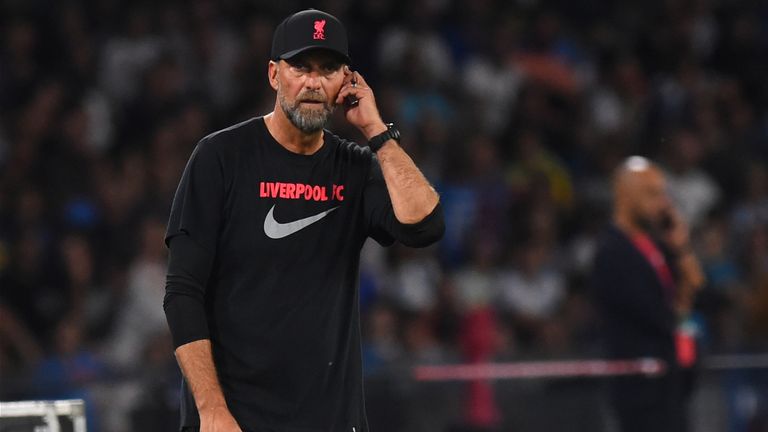 Jurgen Klopp segue la sconfitta per 4-1 del Liverpool a Napoli