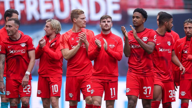 Leipzig's players thank the spectators.
