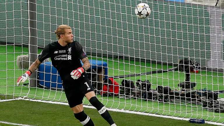 El portero del Liverpool, Loris Karius, mira el balón después de permitir que Gareth Bale del Real Madrid anotara el gol de su equipo durante la final de la Liga de Campeones.