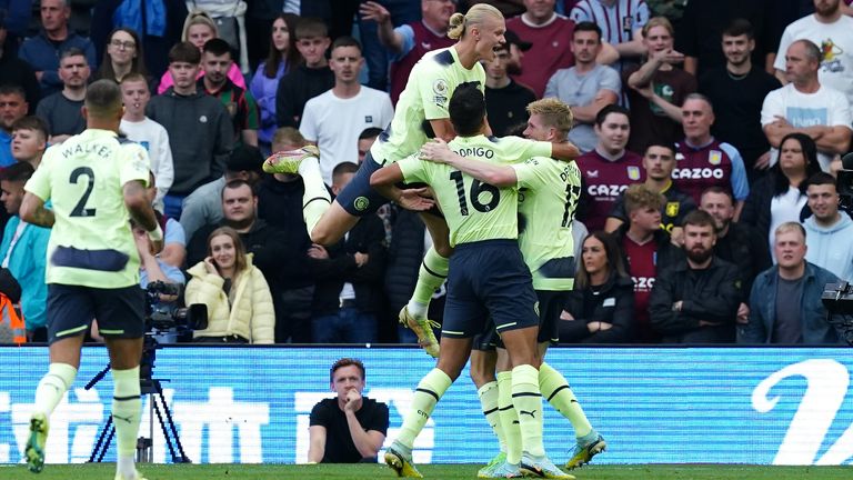 Los jugadores del Manchester City celebran tomar la delantera