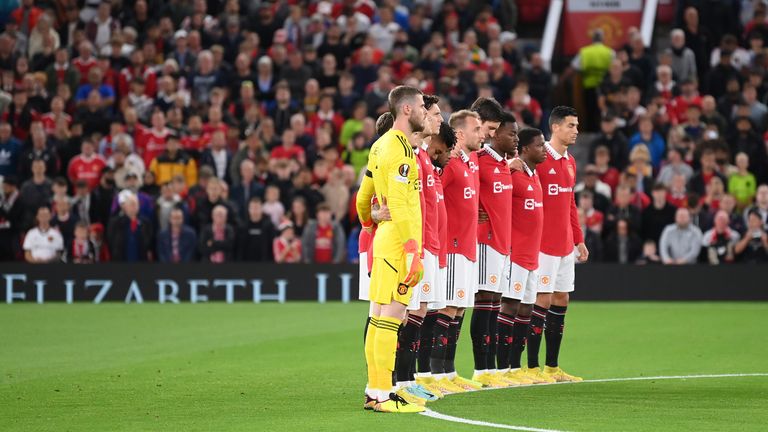 Manchester United&#39;s players and supporters during a minute&#39;s silence for Queen Elizabeth II