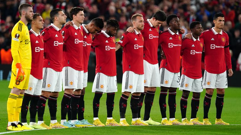 Manchester United players take part in a minute's silence in tribute to Queen Elizabeth II