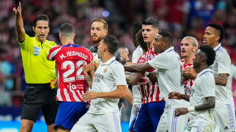 L'arbitre Munuera Montero, à gauche, parle aux joueurs lors du match de football de la Liga espagnole entre l'Atletico Madrid et le Real Madrid 