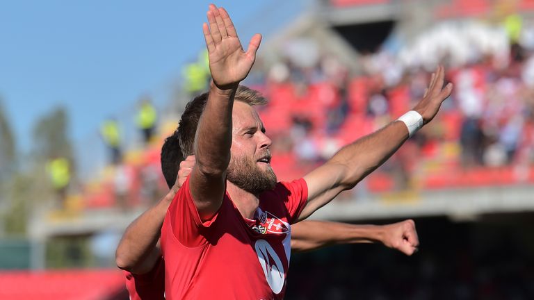Christian Gytkjaer dari Monza merayakan setelah mencetak gol pembuka timnya selama pertandingan sepak bola Serie A antara Monza dan Juventus