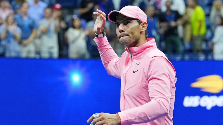 Rafael Nadal, 1 Eylül 2022 Perşembe, Flushing, NY'de düzenlenen 2022 ABD Açık'ta tek erkekler maçını kazandıktan sonra tepki gösteriyor.  (AP aracılığıyla Garrett Ellwood/USTA)