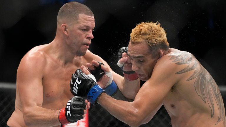2022年9月10日，周六，在拉斯维加斯举行的UFC 279综合格斗比赛中，内特·迪亚兹在次中量级的比赛中击中了托尼·弗格森。(美联社图片/John Locher)