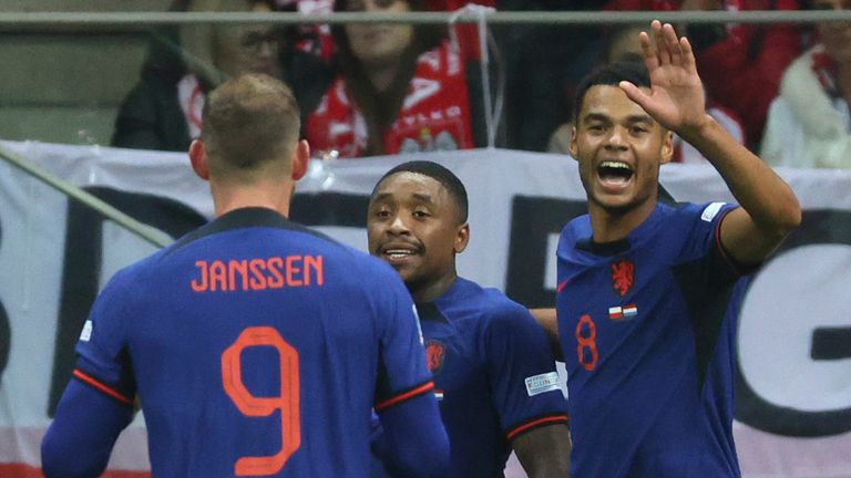 Holandskí hráči oslavujú po tom, čo Holandsko Steven Bergwijn, druhý zľava, strelil druhý gól svojho tímu počas futbalového zápasu Ligy národov UEFA medzi Poľskom a Holandskom na Národnom štadióne vo Varšave v Poľsku vo štvrtok 22. septembra 2022.  (AP Photo/Michael Dyczuk)