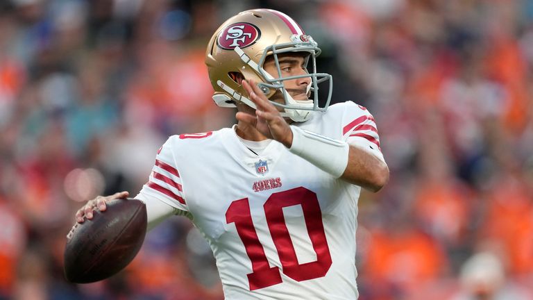San Francisco 49ers' Jimmy Garoppolo, NFL sezonunun Üçüncü Haftasında bu 24 yarda arka-omuz kuruşuyla Kyle Juszczyk'i parmak uçlarına vuruyor.