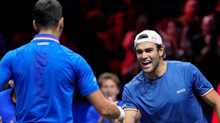 Novak Djokovic del equipo europeo, a la izquierda, celebra con Matteo Berrettini después de ganar un set durante un partido contra Jack Sock y Alex de Minaur del equipo mundial en el segundo día del torneo de tenis Laver Cup en el O2 de Londres. Sábado, 24 de septiembre de 2022. (AP Photo/Kin Cheung)