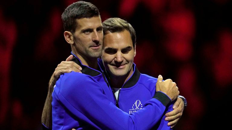 2022年9月25日，周日，在伦敦举行的拉沃尔杯网球锦标赛第三天结束时，欧洲之队的诺瓦克·德约科维奇(Novak Djokovic)和罗杰·费德勒(Roger Federer)拥抱。(美联社照片/亲属张)