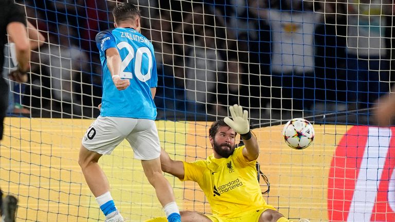 Peter Zielinski del Napoli segna il quarto gol della sua squadra dopo il portiere del Liverpool Alisson