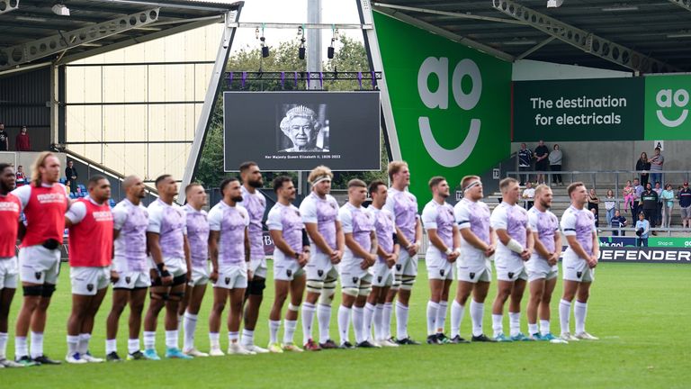 Los jugadores en el estadio AJ Bell presentaron sus respetos a la reina Isabel II antes del partido entre Sale y Northampton.