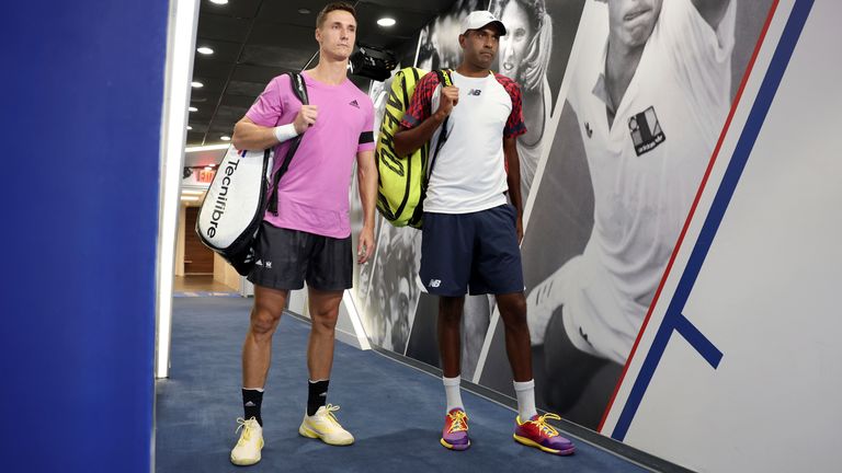 Rajeev Ram y Joe Salisbury antes de un partido de campeonato de dobles masculino en el US Open 2022, el viernes 9 de septiembre de 2022 en Flushing, NY.  (Simon Bruty/USTA vía AP)