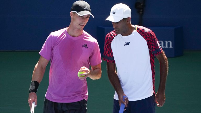 Rajeev Ram y Joe Salisbury en acción durante un partido de semifinales de dobles masculino en el US Open 2022, el jueves 8 de septiembre de 2022 en Flushing, NY.  (Garrett Ellwood/USTA vía AP)