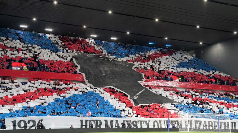 Los fanáticos de los Rangers rinden homenaje a la Reina antes del partido de Napoli