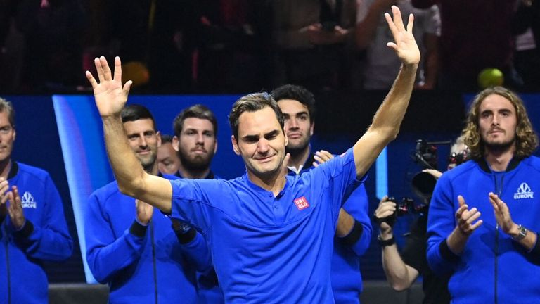 Roger Federer (R) is applauded by teammates after playing his final game a doubles with Spain's Rafael Nadal of Team Europe in the 2022 Laver Cup at the O2 Arena in London, early on September 24, 2022. - Roger Federer brings the curtain down on his spectacular career in a "super special" match alongside long-time rival Rafael Nadal at the Laver Cup in London on Friday. - 