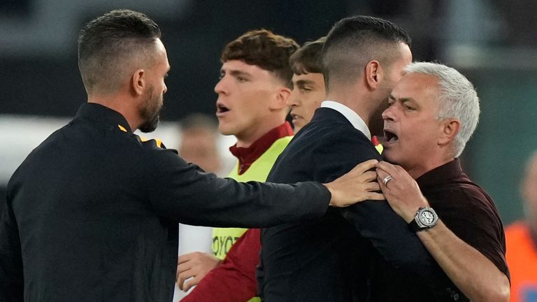 El entrenador en jefe de la Roma, José Mourinho, discute con el árbitro después de recibir una tarjeta roja durante un partido de fútbol de la Serie A entre la Roma y el Atalanta.