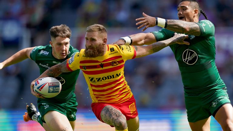 Catalans Dragons’ Sam Tomkins breaks past Warrington Wolves’ Riley Dean (left) and Peter Mata'utia (right) during the Betfred Super League match at St James' Park, Newcastle. Picture date: Sunday July 10, 2022.

