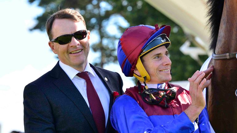 El entrenador Aidan O'Brien con el jockey Ryan Moore después de ganar su 11.° Irish Champion Stakes con Luxemburgo