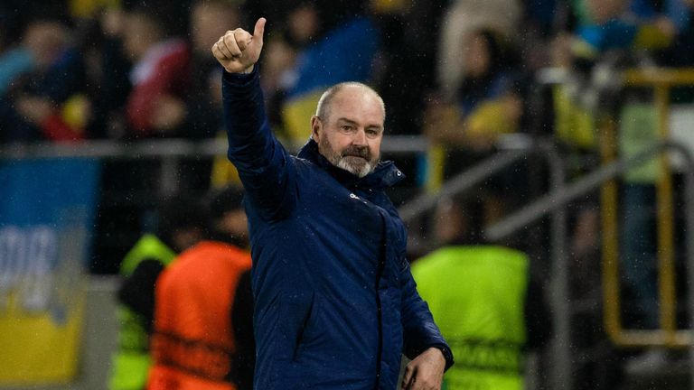   El entrenador de Escocia, Steve Clarke, saluda al Tartan Army en Cracovia. 