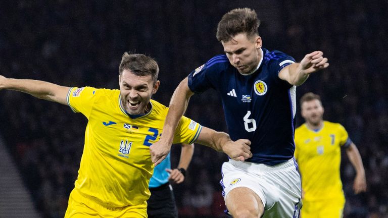 Kieran Tierney de Escocia y Valeriy Bondar de Ucrania durante el partido de la Nations League