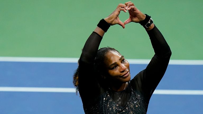 Serena Williams, des États-Unis, fait signe aux fans après avoir perdu contre Ajla Tomljanovic, d'Australie, lors du troisième tour des championnats de tennis de l'US Open, le vendredi 2 septembre 2022, à New York.  (AP Photo/Frank Franklin II)