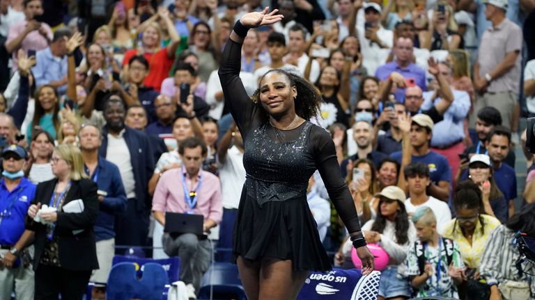 Serena Williams, de Estados Unidos, saluda a los fanáticos después de perder ante Ajla Tomljanovic, de Australia, en la tercera ronda del campeonato de tenis del US Open, el viernes 2 de septiembre de 2022 en Nueva York.  (Foto AP/John Minchillo)