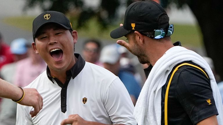 Si Woo Kim, of South Korea, reacts to his putt on the 16th green during their foursomes match at the Presidents Cup golf tournament at the Quail Hollow Club, Thursday, Sept. 22, 2022, in Charlotte, N.C. (AP Photo/Chris Carlson)