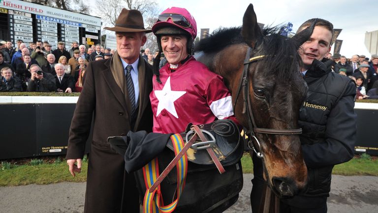 Sir Des Champs con el jockey ganador Davy Russell y el entrenador Willie Mullins.