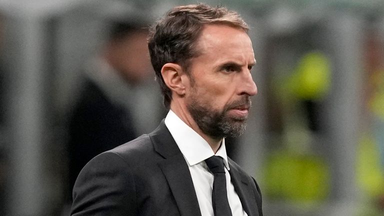 Englands Trainer Gareth Southgate schaut am Freitag, den 23. September 2022, während des Fußballspiels der UEFA Nations League zwischen Italien und England im San Siro-Stadion in Mailand, Italien, zu. (AP Photo/Antonio Calanni)