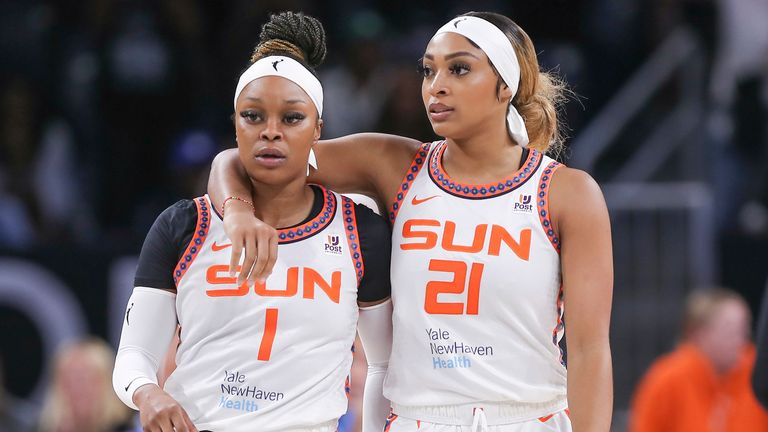 CHICAGO, IL - 08 DE SEPTIEMBRE: El guardia de Connecticut  Sun Odyssey Sims (1) y el guardia de Connecticut Sun DiJonai Carrington (21) miran durante la segunda mitad del juego 5 de las Semifinales de la WNBA entre Connecticut Sun y Chicago Sky el 8 de septiembre de 2022 en Wintrust Arena en Chicago, IL.  Foto de Melissa Tamez/Icon Sportswire) (Icon Sportswire vía AP Images)