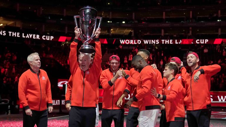 2022年9月25日，周日，世界乒乓球队在伦敦赢得拉沃尔杯网球锦标赛冠军后，队长约翰·麦肯罗举起奖杯。(美联社图片/Kin张)