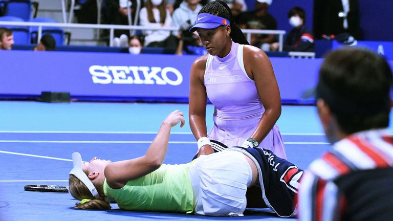 TOKIO, JAPÓN - 20 DE SEPTIEMBRE: Naomi Osaka de Japón habla con Daria Saville de Australia en su partido de primera ronda el día 2 del Toray Pan Pacific Open en Ariake Coliseum el 20 de septiembre de 2022 en Tokio, Japón.  (Foto de Jun Sato/WireImage) *** Título Local *** Naomi Osaka;  Daria Saville