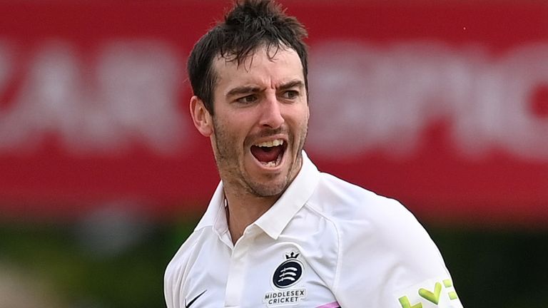 El cerrador de Middlesex, Toby Roland-Jones, es el principal tomador de wicket en la División Dos del Campeonato del Condado con 67 cueros cabelludos este término