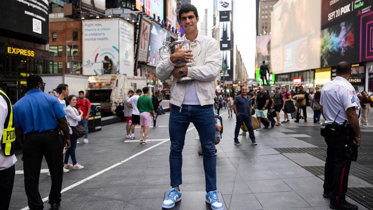 US Open men's singles tennis champion Carlos Alcaraz poses in Times Square, Monday, September 12, 2022, in New York.  (AP Photo / Yuki Iwamura)