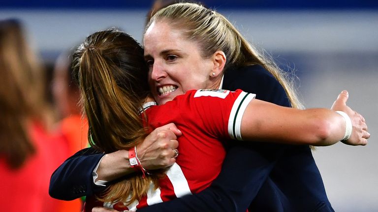 La entrenadora de Gales, Gemma Grainger, celebra después de que su equipo llegara a los play-offs de la Copa del Mundo.