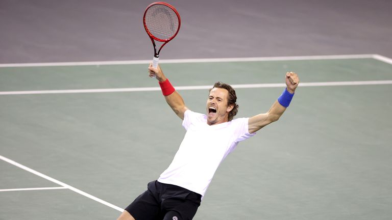 Wesley Koolhof uit Groot-Brittannië viert feest met Matve Middelkoop tegen Andy Murray en Joe Salisbury uit Groot-Brittannië tijdens de Davis Cup Rakuten groepswedstrijd in de Emirates Arena in Glasgow, Nederland.