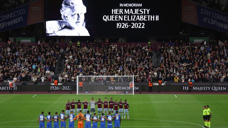 Both sets of players observe a minutes silence following the death of Queen Elizabeth II 